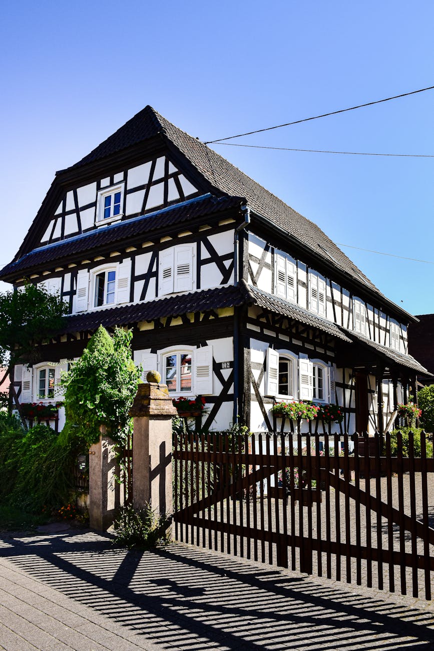 Maisons a colombages colorees d'Eguisheim en Alsace